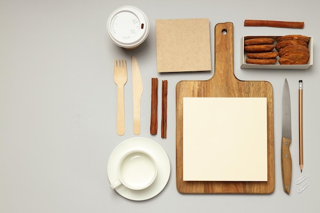 Maqueta plana con concepto de receta de accesorios de cocina sobre fondo gris claro