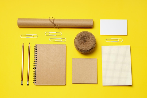 Maqueta plana con diferentes accesorios de oficina sobre fondo amarillo