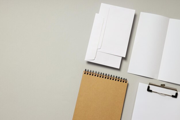 Maqueta plana con diferentes accesorios de oficina sobre fondo gris claro