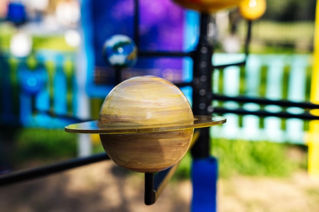 Una maqueta del planeta Saturno con un sistema de anillos a su alrededor.