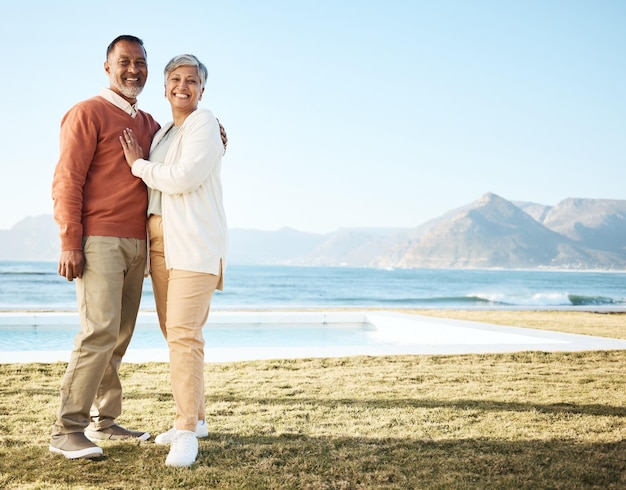 Maqueta de playa y pareja de ancianos felices de vacaciones o vacaciones juntos con amor en la naturaleza en el mar o el océano Hombre anciano y retrato de mujer se relajan con la felicidad cuidado en el vínculo de jubilación