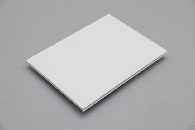 Maqueta de portada de libro de tapa dura Libro blanco sobre un fondo gris