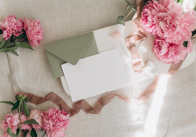 Maqueta de postal en el fondo de flores de peonías sobre un fondo claro