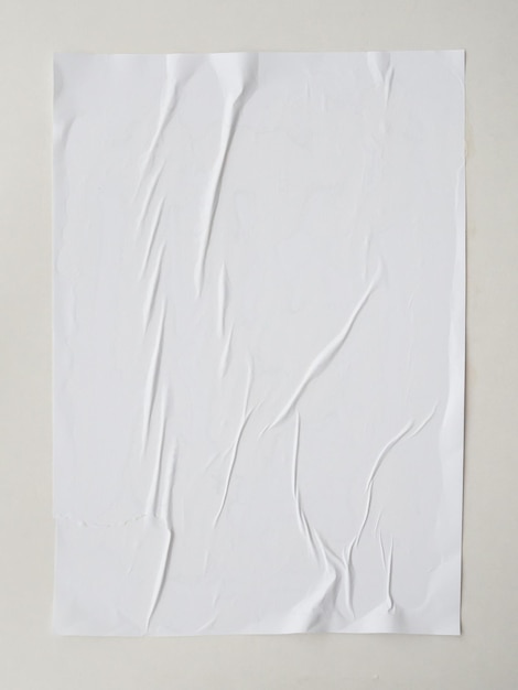 Maqueta de póster de papel pegado con pasta de trigo blanca en blanco sobre fondo de pared blanca