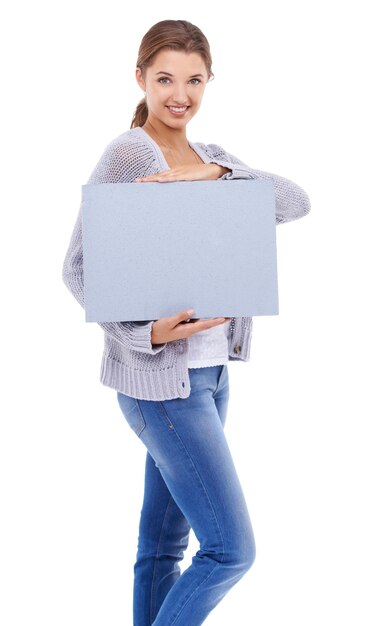 Maqueta de póster y retrato de mujer con espacio de transmisión de tablero o promoción publicitaria en estudio sobre fondo blanco Presentación de modelo feliz y firma para oferta de retroalimentación o información sobre nosotros