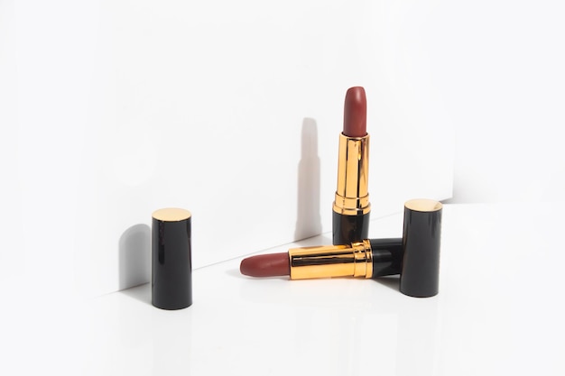 Maqueta de producto de maquillaje cosmético de lápiz labial, marca de moda de belleza, labios de rosa roja sobre fondo blanco