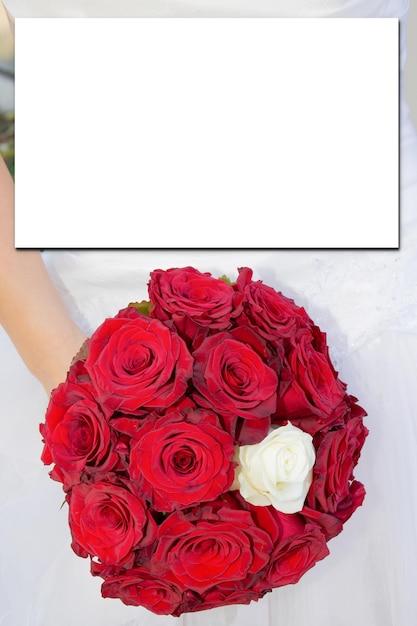 Maqueta con ramo de flores blancas rojas rosas en vista superior plana para maqueta de fondo de invitación de boda