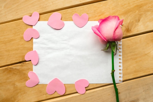 Maqueta de saludo del Día de San Valentín en blanco y rosa vista superior Copiar espacio para el texto