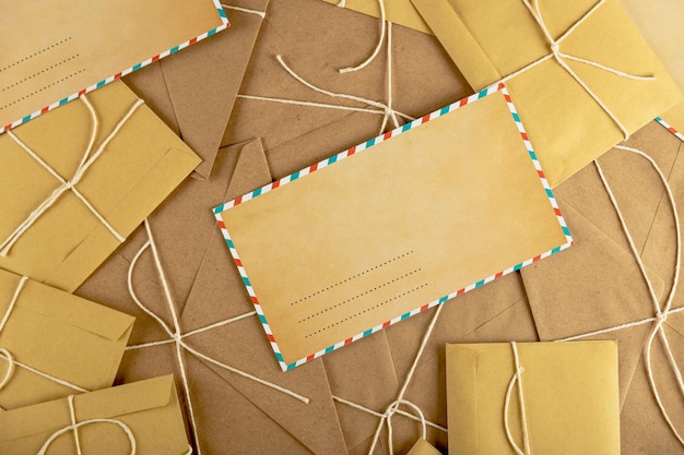 Foto maqueta de sobre navideño, maqueta de carta vacía en un montón de sobres y cartas artesanales