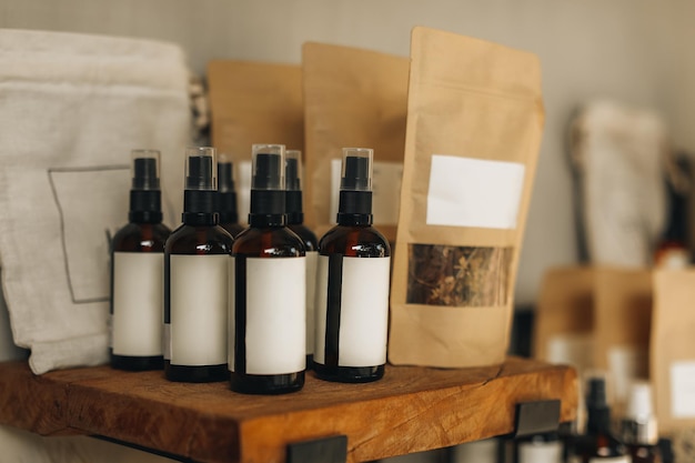 Maqueta de sueros faciales en un soporte de madera Productos cosméticos naturales Espacio de copia