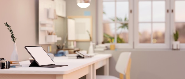 La maqueta de tableta digital portátil está en una mesa de trabajo en un espacio de trabajo doméstico cómodo