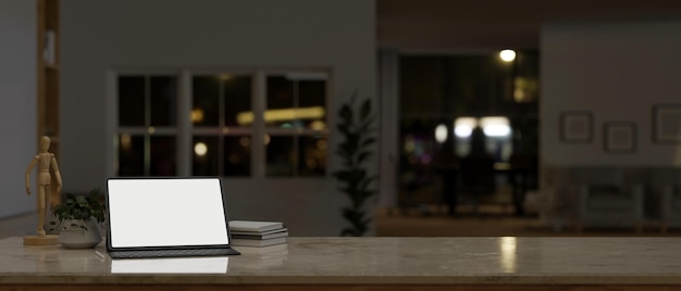 Una maqueta de tableta digital portátil sobre una mesa en una sala de estar moderna por la noche
