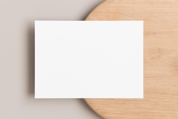 Maqueta de tarjeta blanca de invitación Concepto de espacio de trabajo Relación 5x7 similar a A6 A5