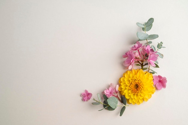 Maqueta de tarjeta de felicitación de composición floral Flores rosadas y amarillas con espacio de copia Hydrangea dahlias y eucalipto