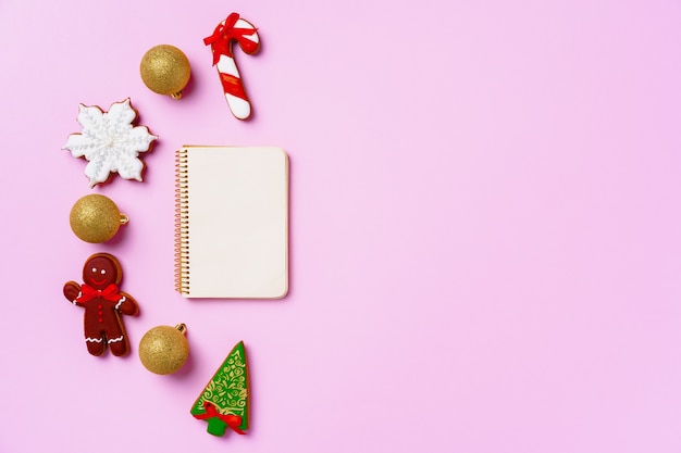 Maqueta de tarjeta de felicitación navideña con galletas de jengibre