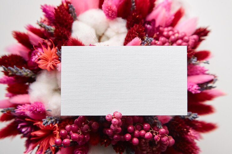 Maqueta de tarjeta de visita o invitación y primer plano de ramo de flores secas