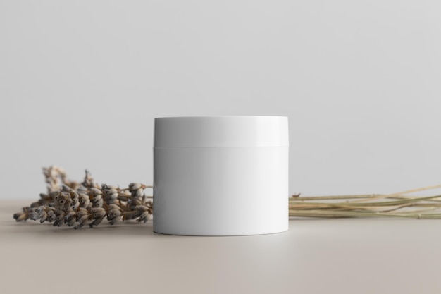 Maqueta de tarro de crema cosmética blanca con lavanda en la mesa beige