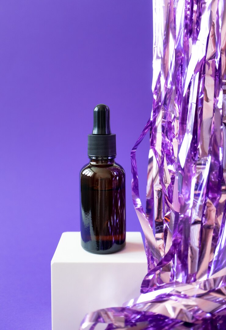 Maqueta de tarro de suero marrón con una pipeta y oropel de vacaciones en el podio del cubo sobre fondo violeta