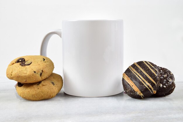 Maqueta de Taza Blanca de 11 oz sobre Fondo de Mármol con Galletas