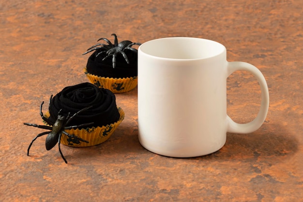 Maqueta de taza blanca y cupcakes de Halloween