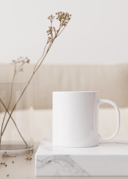 Maqueta de taza blanca con salpicaduras de café Plantilla vertical en blanco para su logotipo de publicidad de diseño Espacio de copia de primer plano Presentación de la taza sobre fondo beige Maqueta de taza de café minimalista Render 3D