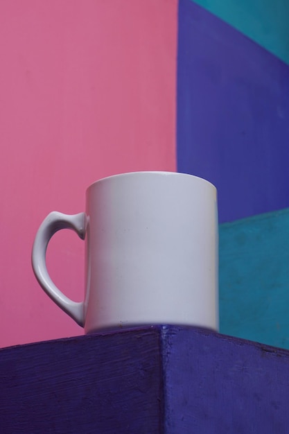 Foto maqueta de taza blanca sobre fondo colorido