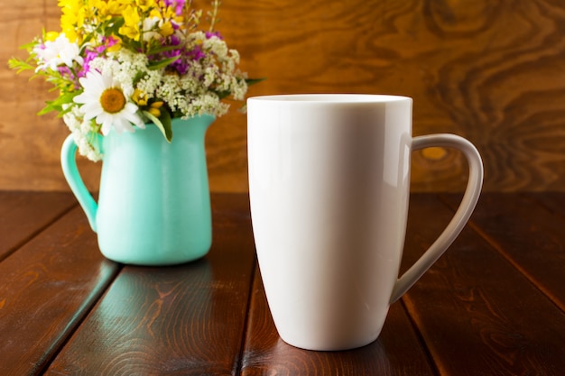 Maqueta de taza de café con maceta verde menta