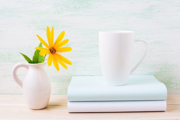 Maqueta de taza de capuchino blanco con flores amarillas de rosa mosqueta en jarra