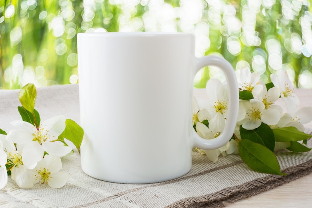 Maqueta de taza con flor de manzana