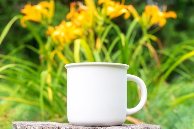 Maqueta de taza en jardín verde bokeh