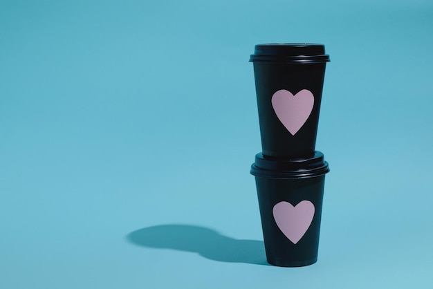 Foto maqueta de tazas de café de papel negro tazas artesanales para llevar el desayuno del día de san valentín café de la mañana