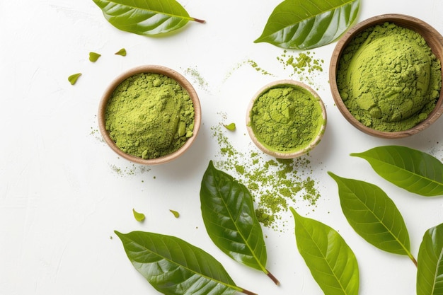 Maqueta de té matcha explosivo con polvo aromatizado y hojas de kratom sobre fondo blanco