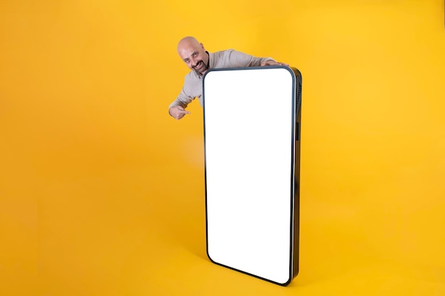 Maqueta de teléfono grande de pantalla en blanco vacía en blanco. Feliz sonriente caucásico hombre de cuerpo entero.