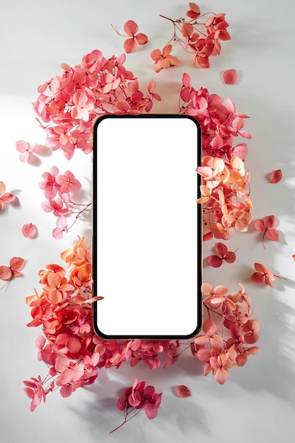 Foto maqueta de teléfono inteligente con flores rosas sobre fondo blanco maqueta de pantalla de dispositivo sobre fondo elegante para presentación o diseño de aplicación xa