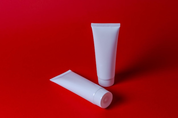 Foto maqueta de tubo de plástico blanco para productos cosméticos envases de crema de manos