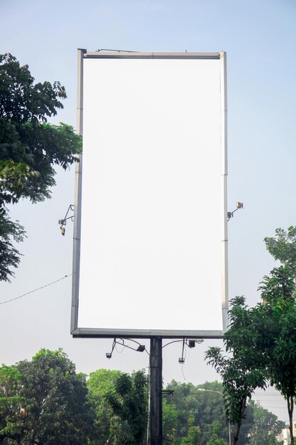 Maqueta de vela vertical en blanco para publicidad en el fondo de la ciudad