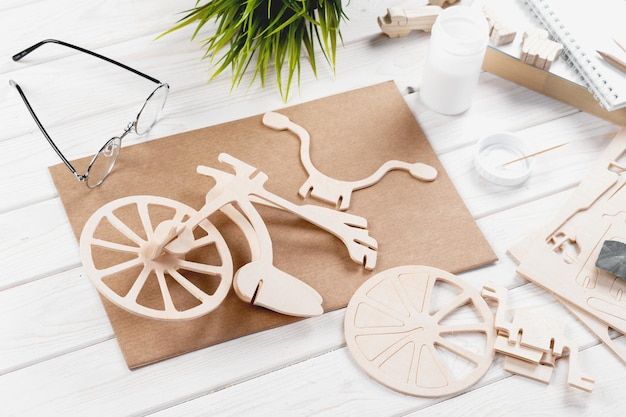 Maquetas de bicicletas en madera de balsa Concepto de hobby y ocio