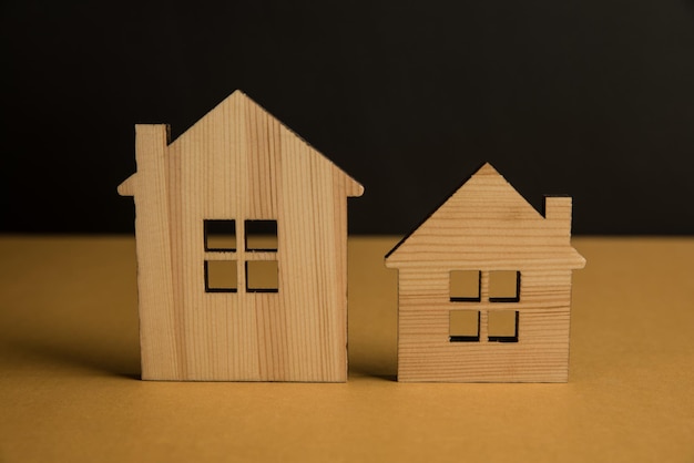 Maquetas de madera de casas.