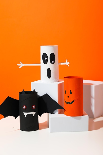 Foto maquetas de papel de halloween en la mesa sobre un fondo naranja