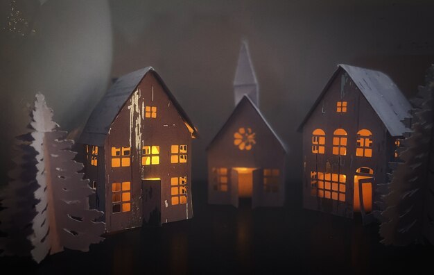 Maquetas de pequeñas casas con luces navideñas en ámsterdam durante el cierre de la corona covid 19