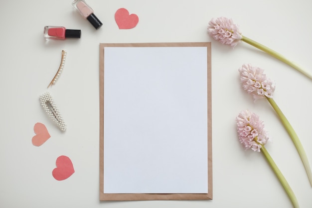 maquete com flores cor de rosa e papel em branco com espaço de cópia.