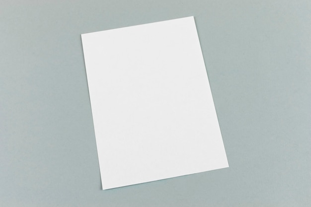 Maquete da página vazia em branco branca para a marca do cartão de documentos de convite em fundo cinza
