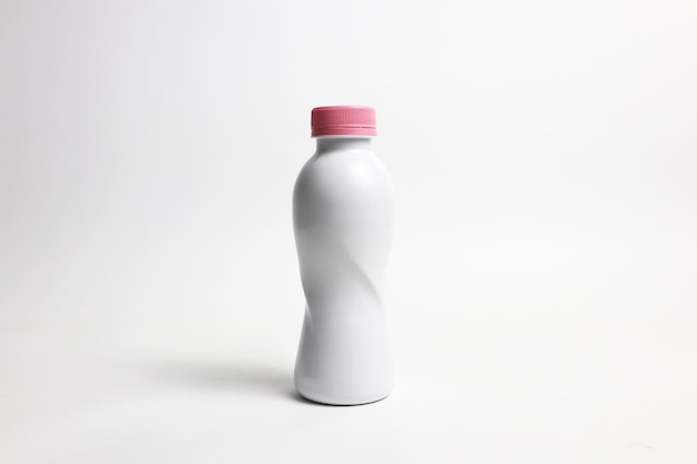 Maquete de água de garrafa branca em um fundo branco
