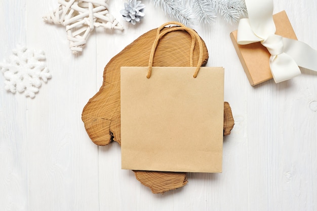 Maquete de artesanato de Natal pacote e presente, flatlay em um fundo branco de madeira