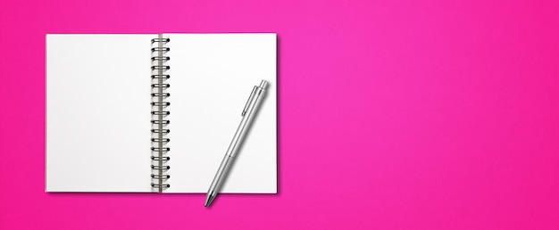 Maquete de caderno espiral aberto em branco e caneta isoladas em banner horizontal rosa