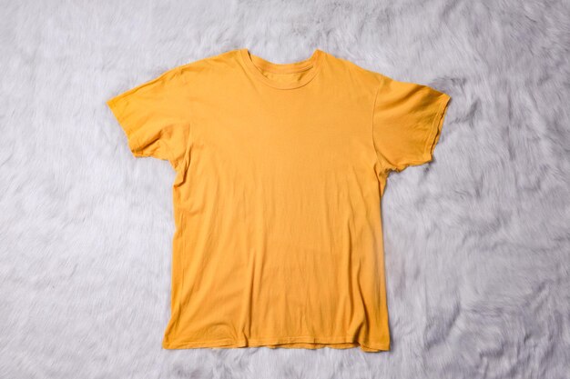 Maquete de camiseta amarela em fundo cinza Modelo de camiseta plana