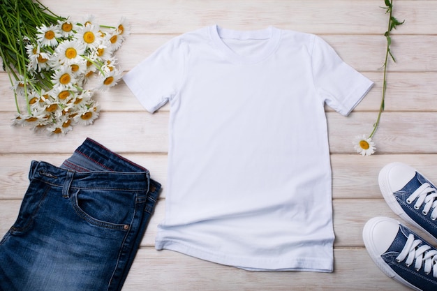 Maquete de camiseta de algodão para mulheres brancas com buquê de flores de margarida selvagem e jeans modelo de camiseta de design de apresentação de impressão de camiseta maquete de apresentação