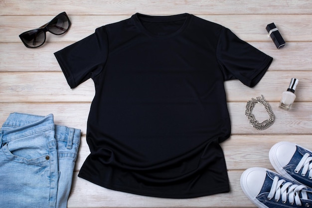 Maquete de camiseta de algodão para mulheres negras com colar de esmalte de jeans azul tênis e óculos de sol Modelo de camiseta de design de impressão de camiseta maquete de apresentação