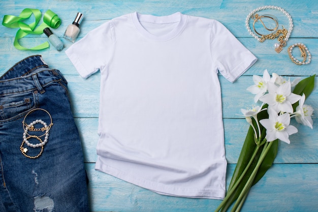 Maquete de camiseta feminina de algodão branco com bijuteria de lírios brancos e esmalte de unha