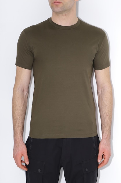 Maquete de camisetas verdes masculinas Modelo de design maquete